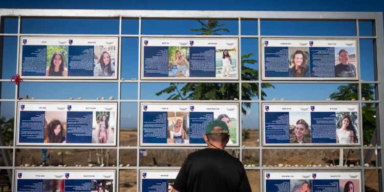 Varias personas visitan un lugar conmemorativo dedicado a las soldadas de vigilancia de las Fuerzas de Defensa de Israel (FDI) que fueron asesinadas en la base militar de Nahal Oz durante el ataque del 7 de octubre, cerca de la frontera israelí con la Franja de Gaza, el 7 de octubre de 2026. (Yonatan Sindel/Flash90)