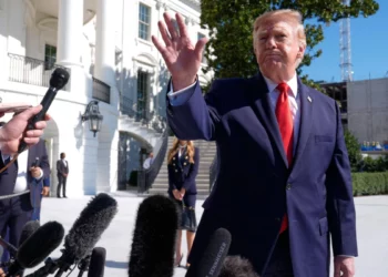 Donald Trump habla ante los periodistas durante la crisis por los ataques hutíes contra Arabia Saudita.