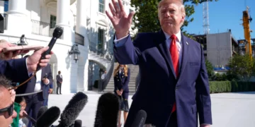Donald Trump habla ante los periodistas durante la crisis por los ataques hutíes contra Arabia Saudita.