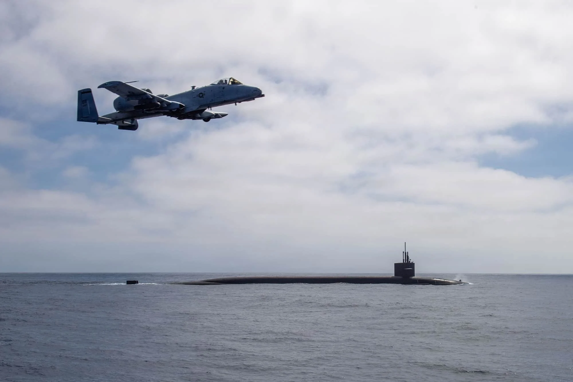 A-10 Thunderbolt II junto al submarino USS Nebraska en el Pacífico