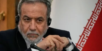 Abbas Araghchi, ministro de Exteriores de Irán, durante una conferencia de prensa en Teherán después de reunirse con Serguéi Lavrov el 19 de octubre de 2026.