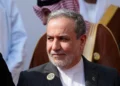 El ministro de Exteriores iraní Abbas Araghchi llega a una sesión de la Organización de Cooperación Islámica en Bagdad, el 17 de octubre de 2026.