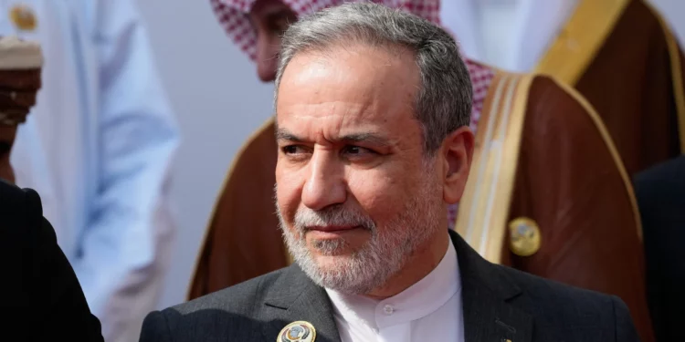 El ministro de Exteriores iraní Abbas Araghchi llega a una sesión de la Organización de Cooperación Islámica en Bagdad, el 17 de octubre de 2026.