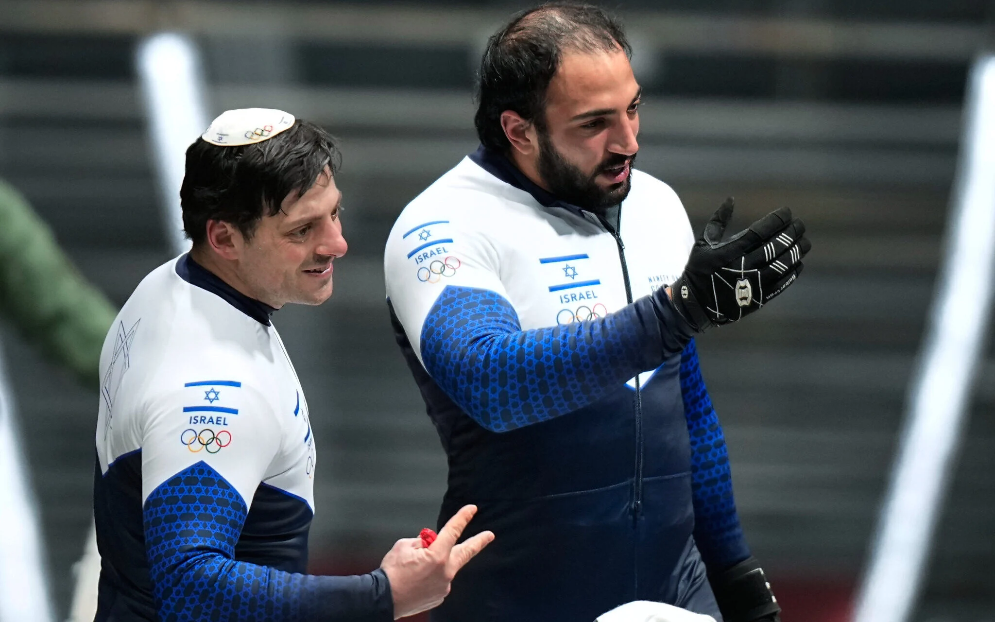 Adam Edelman y Menachem Chen llegan a la meta en Cortina d’Ampezzo Adam Edelman y Menachem Chen llegan a la meta de una prueba de bobsleigh en Cortina d’Ampezzo.