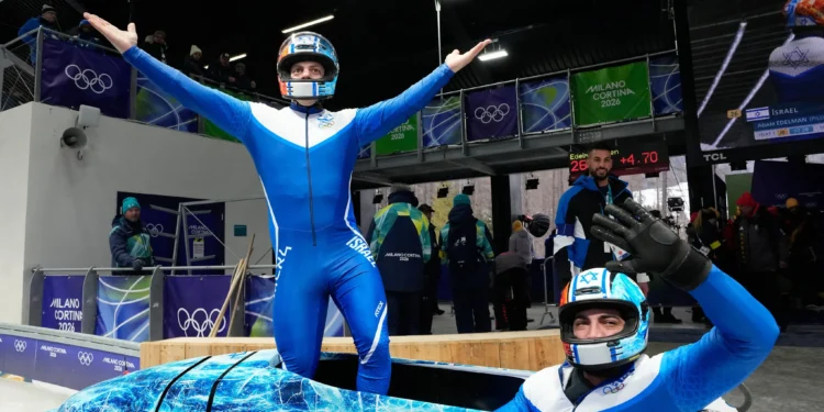 Adam Edelman, a la izquierda, y Menachem Chen celebran tras una bajada de bobsleigh de dos integrantes en Cortina d’Ampezzo el 16 de febrero de 2026.