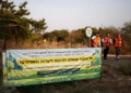 Personal médico pasa junto a un cartel que prohíbe el acceso a excursionistas cerca del lugar donde explotó una munición sin detonar de Hezbolá durante una excursión escolar, cerca de Yiftah, norte de Israel, el 12 de octubre de 2026.
