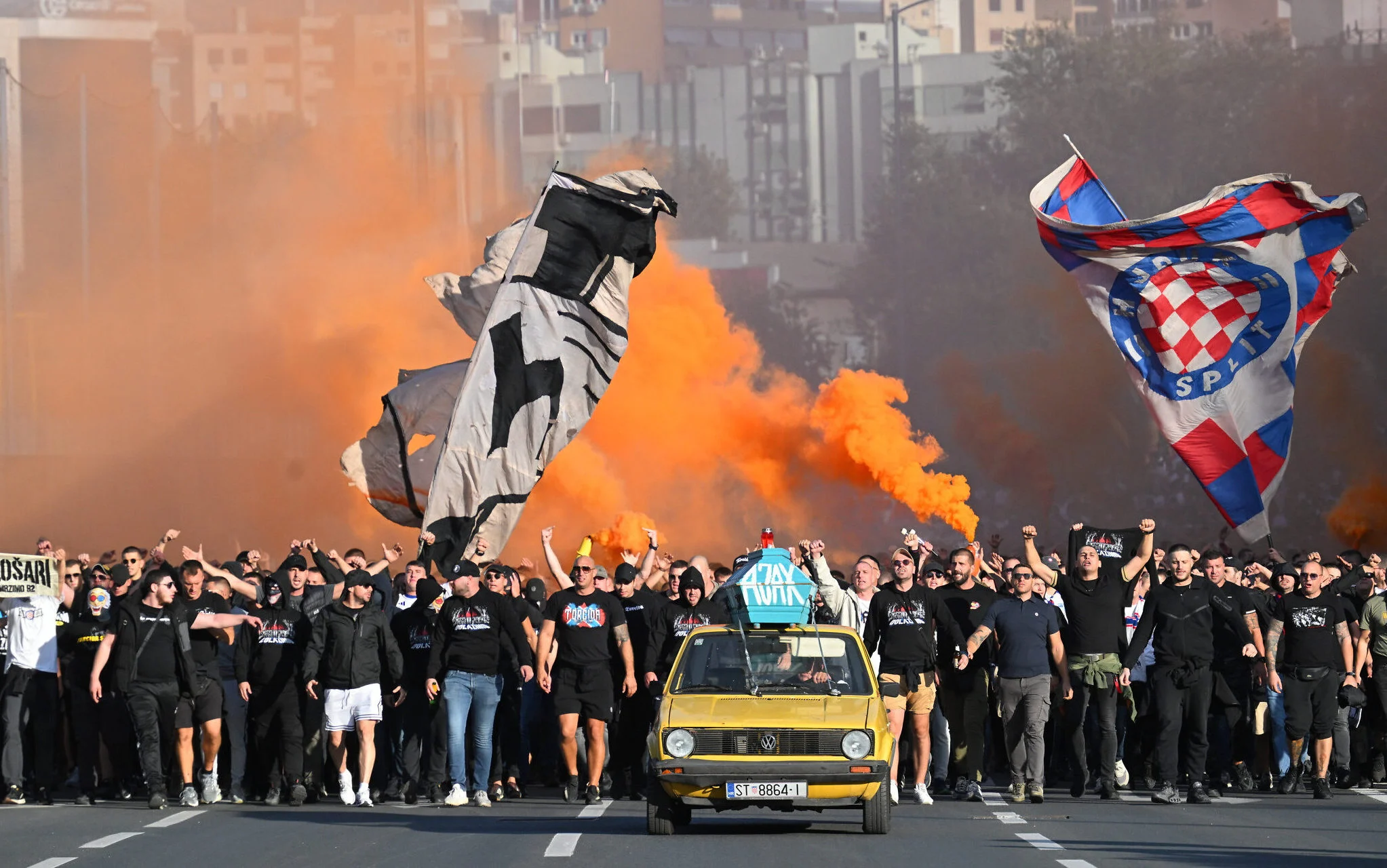 Miles de aficionados de la Torcida del Hajduk Split marchan hacia el estadio en Split antes del partido contra el Ajax el 15 de octubre de 2026.