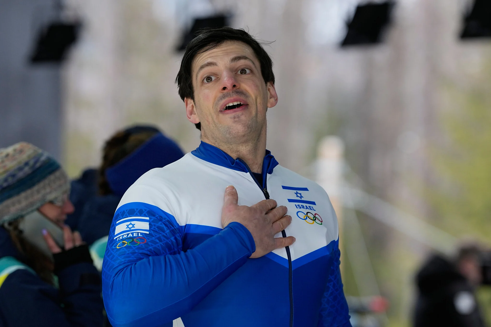 AJ Edelman saluda al público en los Juegos Olímpicos de Invierno de 2026 AJ Edelman saluda al público al terminar una bajada de bobsleigh en Cortina d’Ampezzo.