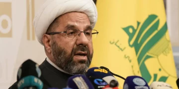 Ali Daamoush, jefe del Consejo Ejecutivo de Hezbolá, durante una conferencia de prensa en Beirut, el 13 de octubre de 2026.
