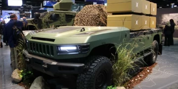 Vehículo terrestre no tripulado de AM General equipado con el módulo XTEND NEST para desplegar drones Scorpio 1000.
