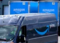 Una furgoneta de reparto de Amazon Prime sale de un almacén de Amazon en Dedham, Massachusetts, el 1 de octubre de 2020.