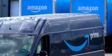 Una furgoneta de reparto de Amazon Prime sale de un almacén de Amazon en Dedham, Massachusetts, el 1 de octubre de 2020.
