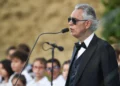 El tenor italiano Andrea Bocelli actúa ante el papa León XIV durante un concierto en Castel Gandolfo el 29 de julio de 2026.
