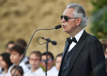 El tenor italiano Andrea Bocelli actúa ante el papa León XIV durante un concierto en Castel Gandolfo el 29 de julio de 2026.