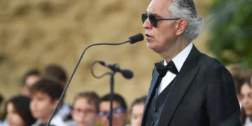 El tenor italiano Andrea Bocelli actúa ante el papa León XIV durante un concierto en Castel Gandolfo el 29 de julio de 2026.