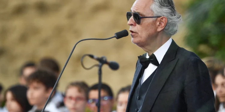 El tenor italiano Andrea Bocelli actúa ante el papa León XIV durante un concierto en Castel Gandolfo el 29 de julio de 2026.