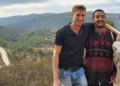 Aner Shapira, a la izquierda, y Hersh Goldberg-Polin, amigos que asistieron a la fiesta Nova el 7 de octubre de 2023. Shapira murió al proteger a otras personas en un refugio y Goldberg-Polin fue asesinado en cautiverio en agosto de 2024. (Cortesía)