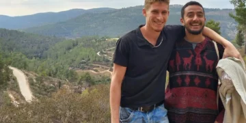 Aner Shapira, a la izquierda, y Hersh Goldberg-Polin, amigos que asistieron a la fiesta Nova el 7 de octubre de 2023. Shapira murió al proteger a otras personas en un refugio y Goldberg-Polin fue asesinado en cautiverio en agosto de 2024. (Cortesía)