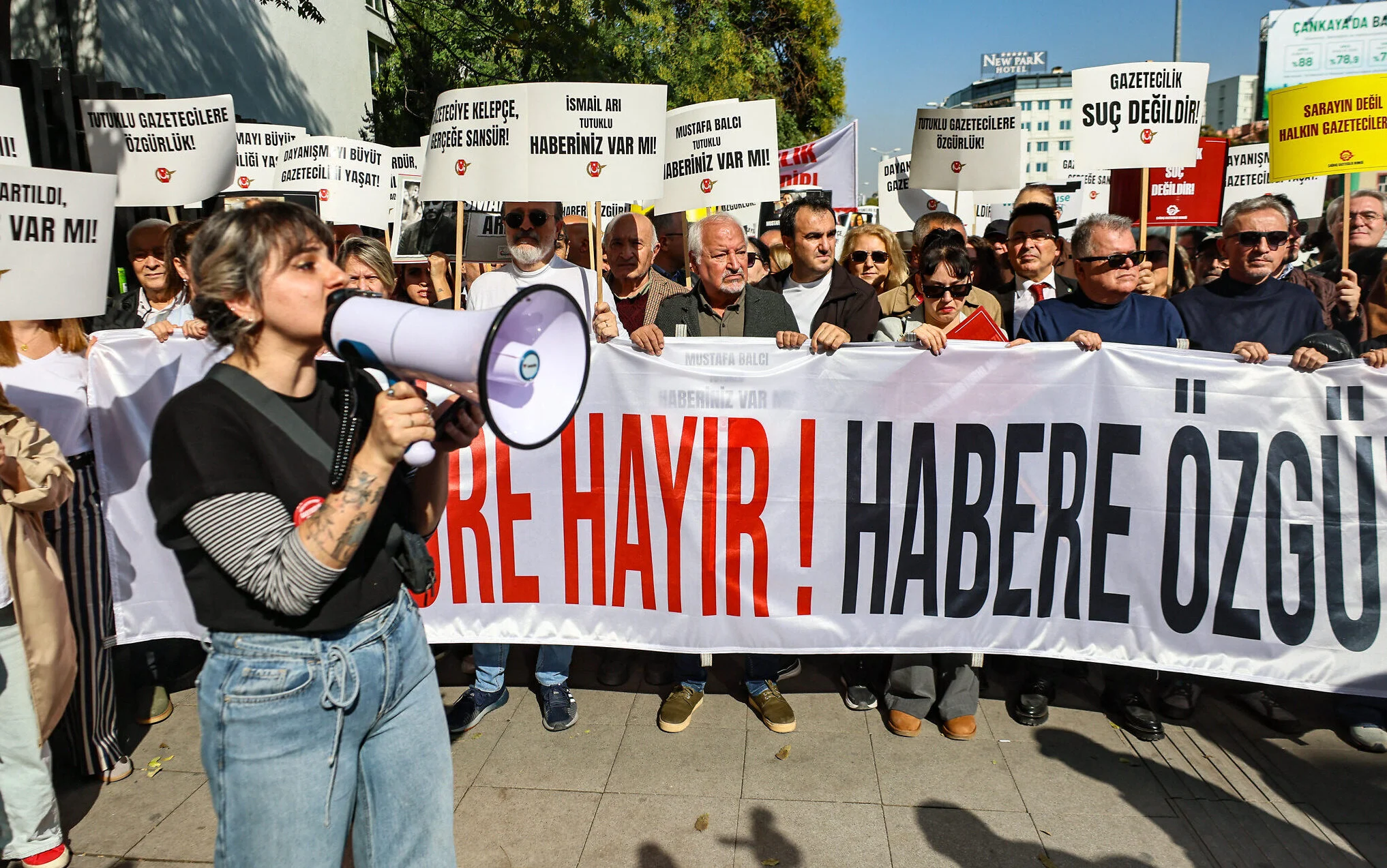 Manifestantes corean consignas detrás de una pancarta que dice «No a la censura, libertad para las noticias» en Ankara.