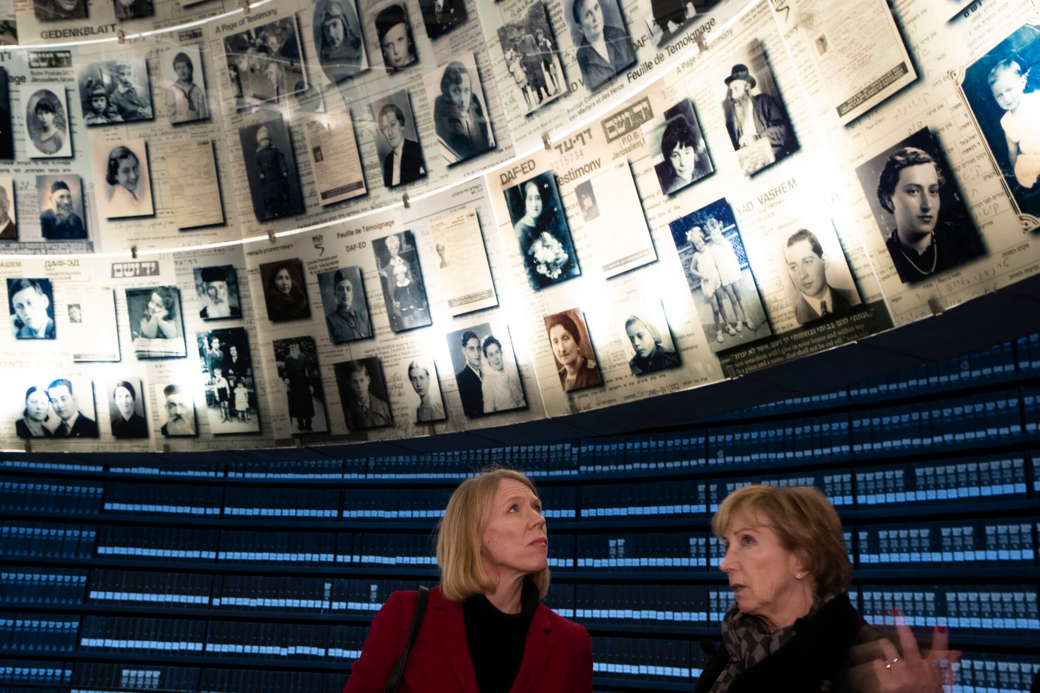 Anniken Huitfeldt en Yad Vashem Anniken Huitfeldt visita la Sala de los Nombres en Yad Vashem, Jerusalén, en marzo de 2022