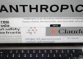 Páginas del sitio web de Anthropic y logotipos de la empresa en una pantalla de computadora en Nueva York, el 26 de febrero de 2026.