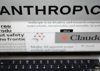 Páginas del sitio web de Anthropic y logotipos de la empresa en una pantalla de computadora en Nueva York, el 26 de febrero de 2026.