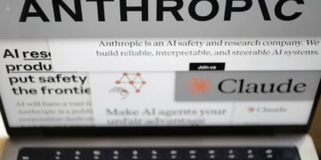 Páginas del sitio web de Anthropic y logotipos de la empresa en una pantalla de computadora en Nueva York, el 26 de febrero de 2026.