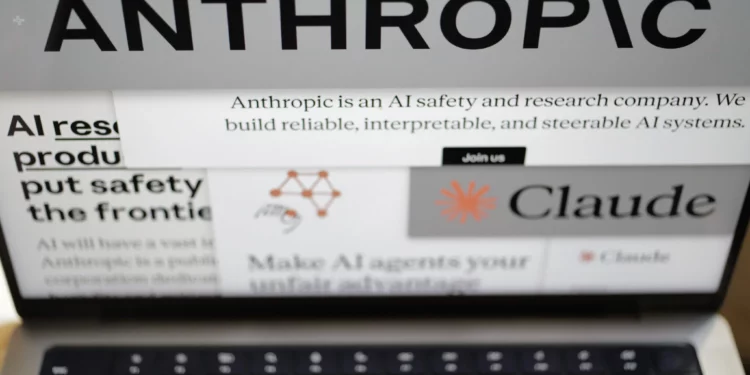 Páginas del sitio web de Anthropic y logotipos de la empresa en una pantalla de computadora en Nueva York, el 26 de febrero de 2026.