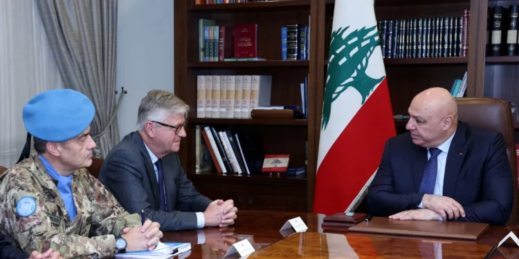 El presidente libanés Joseph Aoun se reúne con Jean-Pierre Lacroix y el general Diodato Abagnara en el palacio presidencial de Baabda el 14 de octubre de 2026.