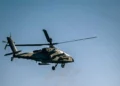 Un helicóptero AH-64 Apache estadounidense dispara su cañón de 30 mm durante Skyfall II, con un radar AN/MPQ-64 Sentinel en primer plano, en Grafenwoehr, Alemania, el 6 de octubre de 2026.
