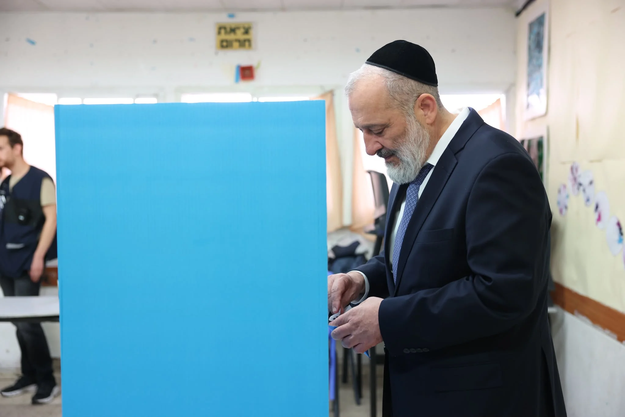 Arieh Deri en un centro de votación de Har Nof