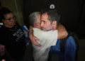 El pasajero israelí Asaf Rajuan abraza a otro pasajero del vuelo de flydubai al llegar al aeropuerto Ben Gurion el 30 de septiembre de 2026.