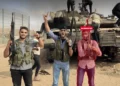 El terrorista de Hamás Abd al-Rahman Maher Abd al-Karim Ziyada ante un tanque de las FDI el 7 de octubre de 2023, en una imagen publicada por el ejército el 28 de junio de 2026, que indicó que fue eliminado.