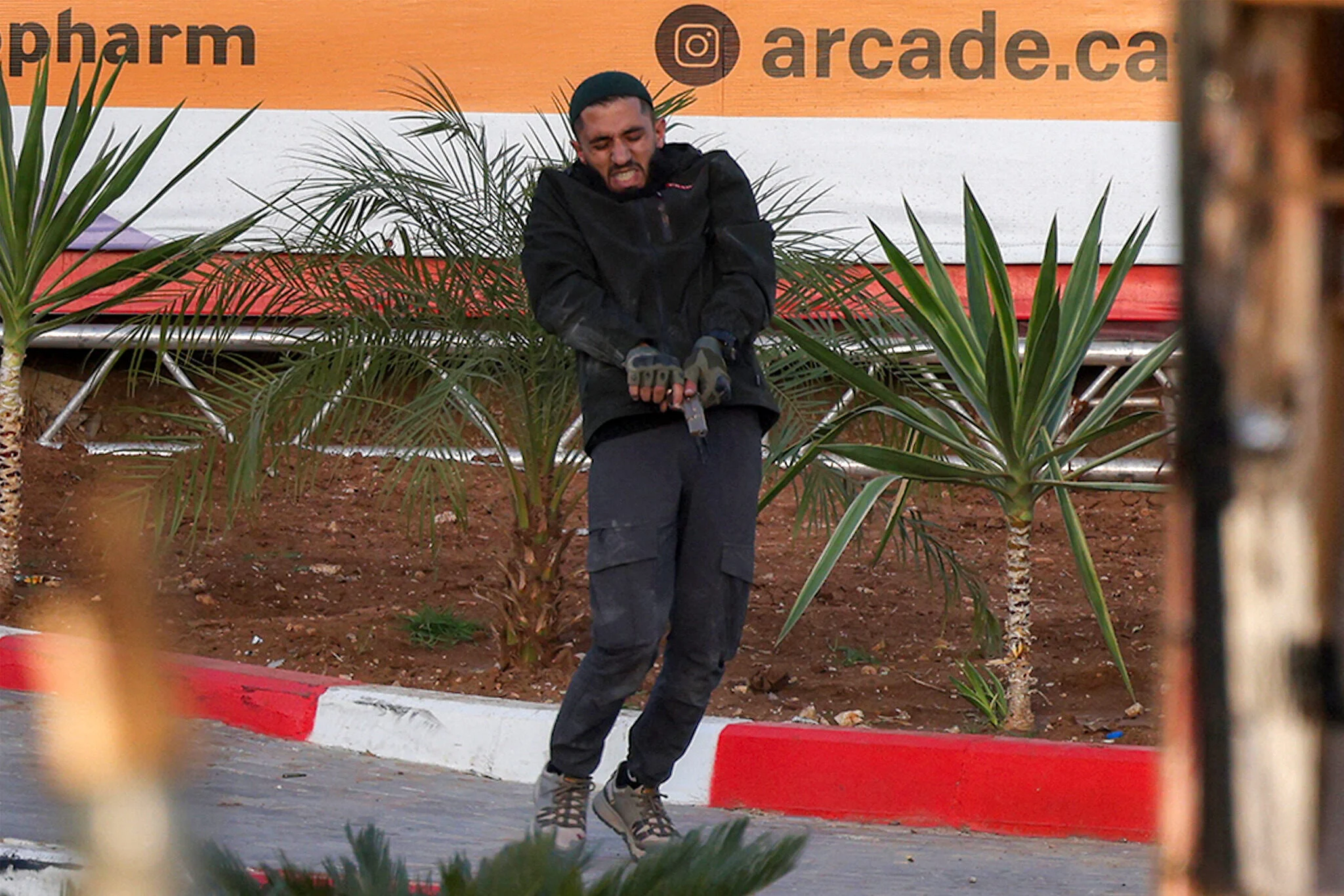Un atacante palestino carga su arma durante un tiroteo con soldados israelíes cerca de Hebrón