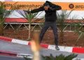 Uno de los dos atacantes palestinos durante un tiroteo con tropas israelíes tras un atentado a tiros en un puesto de control cerca de Hebrón, en Cisjordania, el 23 de octubre de 2026. (Hazem Bader/AFP)