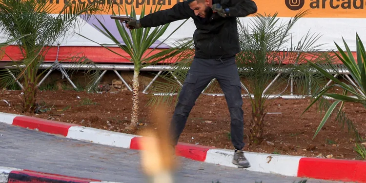 Uno de los dos atacantes palestinos durante un tiroteo con tropas israelíes tras un atentado a tiros en un puesto de control cerca de Hebrón, en Cisjordania, el 23 de octubre de 2026. (Hazem Bader/AFP)