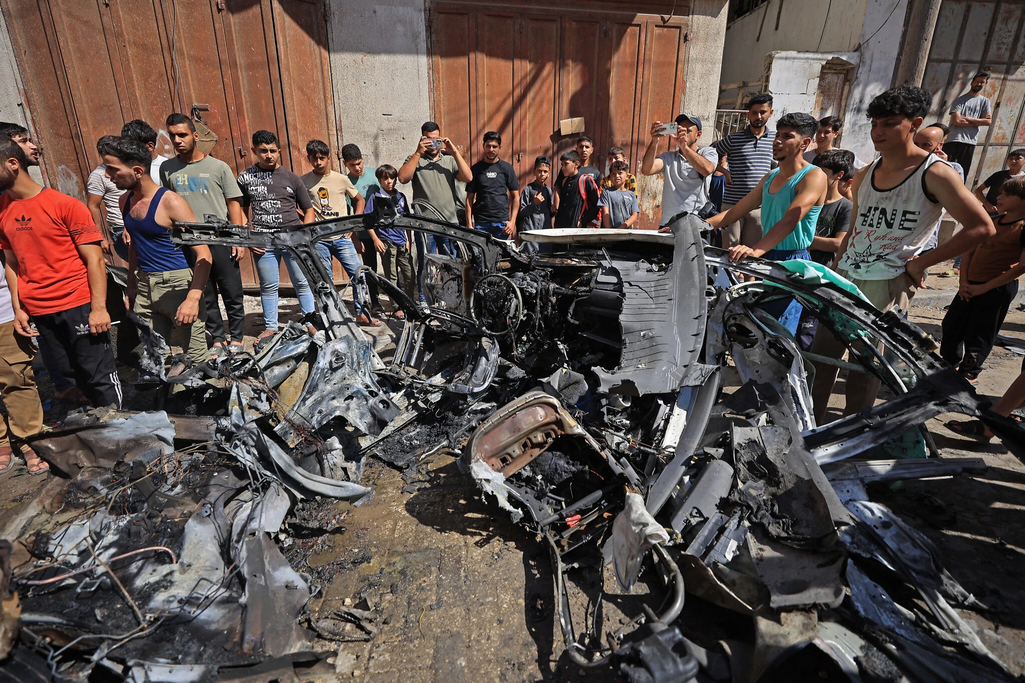 Automóvil destruido en el barrio de Tuffah de Gaza Palestinos examinan los restos de un automóvil destruido en el barrio de Tuffah, en Ciudad de Gaza