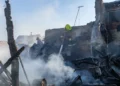 Equipos de rescate extinguen un incendio en edificios residenciales destruidos por un ataque ruso en Járkov, Ucrania, el 11 de octubre de 2026.