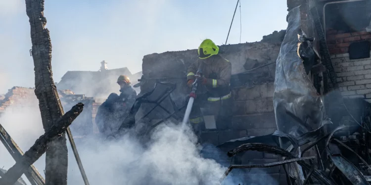 Equipos de rescate extinguen un incendio en edificios residenciales destruidos por un ataque ruso en Járkov, Ucrania, el 11 de octubre de 2026.