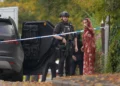 Un policía armado conversa con una persona cerca de la sinagoga de Heaton Park, en Crumpsall, Mánchester, el 2 de octubre de 2025.