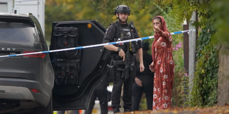 Un policía armado conversa con una persona cerca de la sinagoga de Heaton Park, en Crumpsall, Mánchester, el 2 de octubre de 2025.
