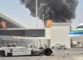 Humo y llamas en el aeropuerto King Khalid de Riad, Arabia Saudita, tras el ataque que los hutíes de Yemen afirmaron haber realizado el 8 de octubre de 2026.
