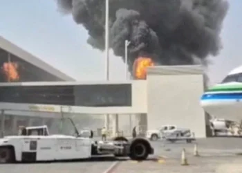 Humo y llamas en el aeropuerto Rey Khalid de Riad, Arabia Saudita, el 8 de octubre de 2026.