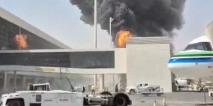 Humo y llamas en el aeropuerto King Khalid de Riad, Arabia Saudita, tras el ataque que los hutíes de Yemen afirmaron haber realizado el 8 de octubre de 2026.