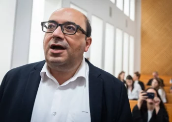 Audiencia en la Corte Suprema de Jerusalén sobre la decisión del Comité Central de Elecciones de descalificar a Sami Abu Shehadeh de las próximas elecciones a la Knesset, 1 de octubre de 2026.
