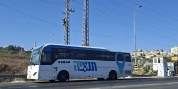 Autobús de la empresa Tnufa