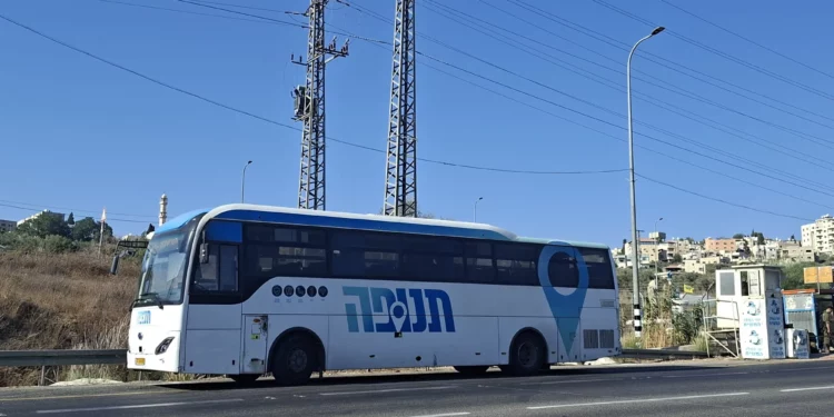 Autobús de la empresa Tnufa