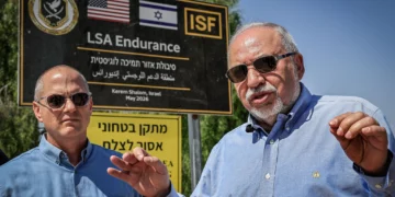 Avigdor Liberman visita una instalación administrada por Estados Unidos e Israel cerca del cruce de Kerem Shalom, el 12 de agosto de 2026.