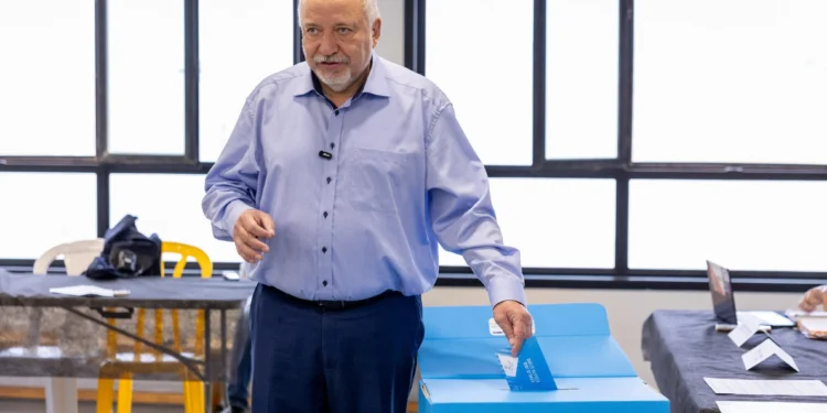 Avigdor Liberman llega a votar en Nokdim durante las elecciones generales israelíes del 27 de octubre de 2026.