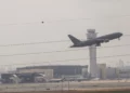 Un avión despega del aeropuerto Ben Gurión el 16 de marzo de 2026.
